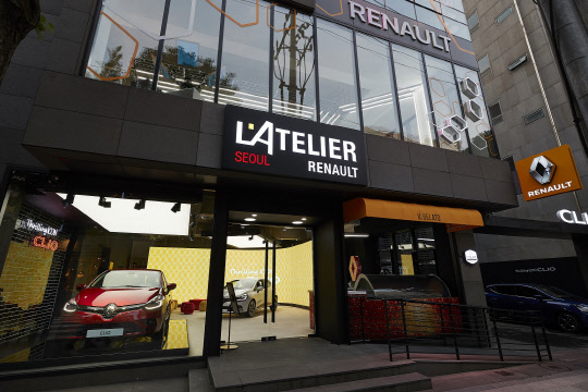 르노삼성자동차가 소형 해치백 신차인 '클리오'를 알리기 위해 마련한 체험형 매장 '아뜰리에르노 서울' 외관. <르노삼성자동차 제공>